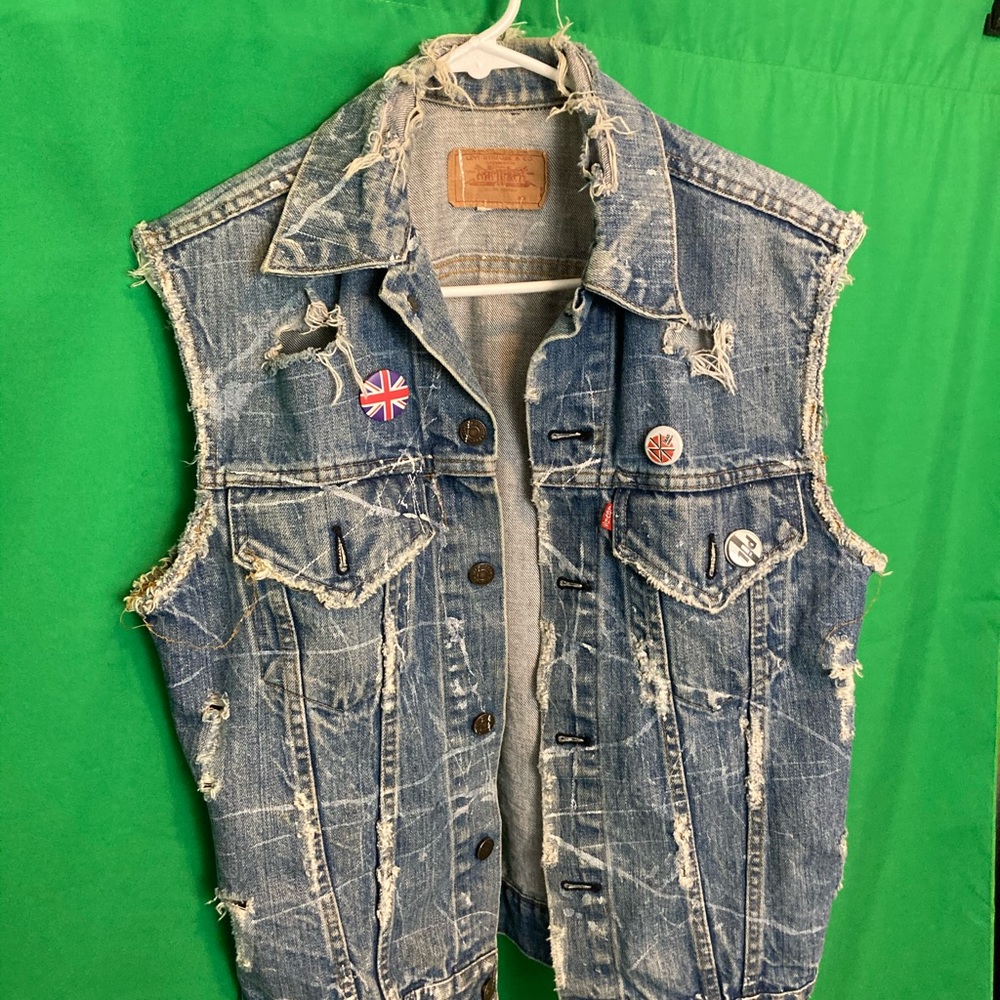 Levi’s Distressed Denim Vest - Picture 2 of 8